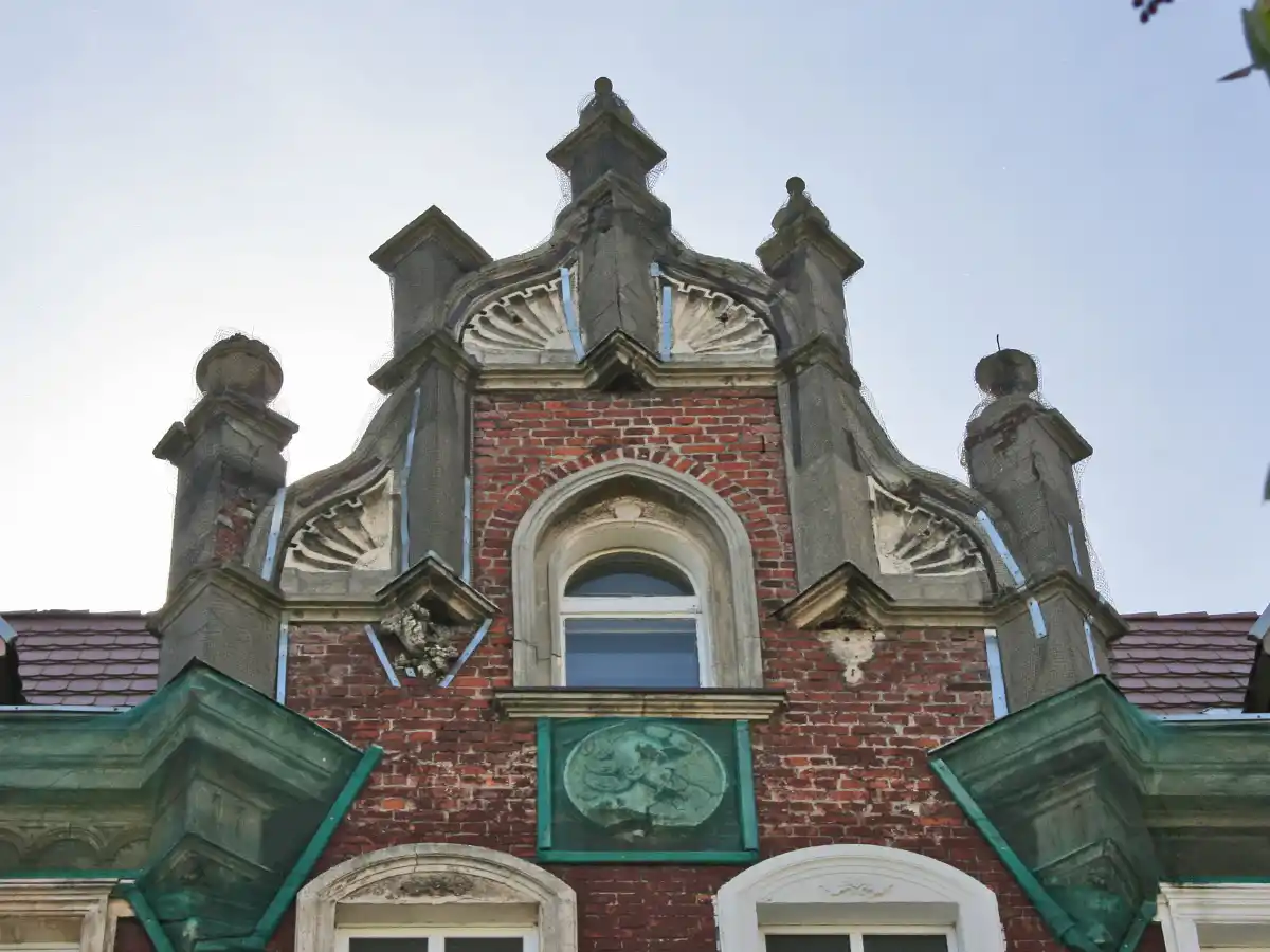 You are currently viewing Case study: mieszkanie w zabytkowej kamienicy – czyli jak marzenie o luksusie rozbija się o rzeczywistość